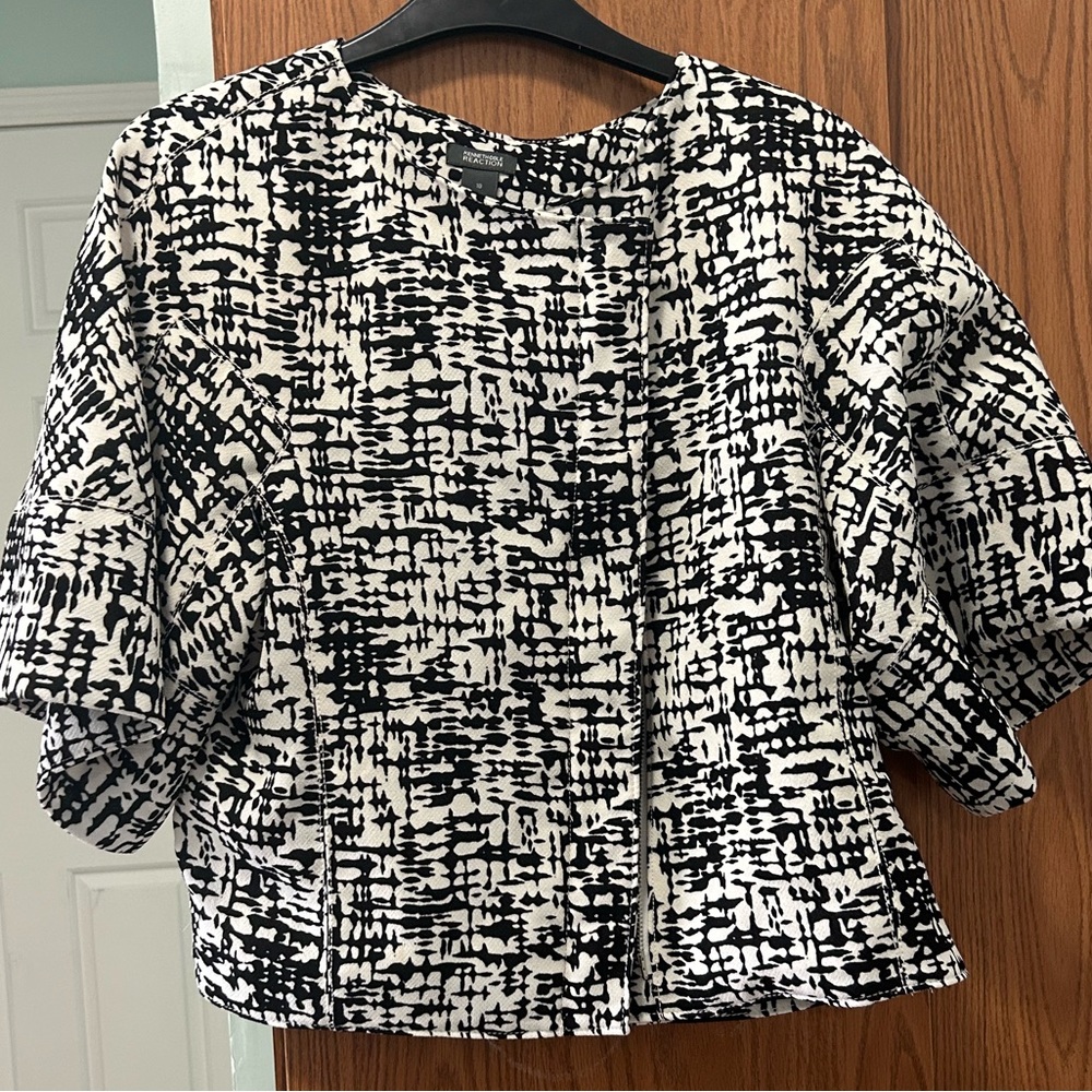 KENNETH COLE REACTION WOMEN’S SIZE 10 ZIP UP SHORT SLEEVE BLOUSE